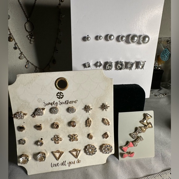 21 pair of dainty small stud style earrings - Picture 5 of 5